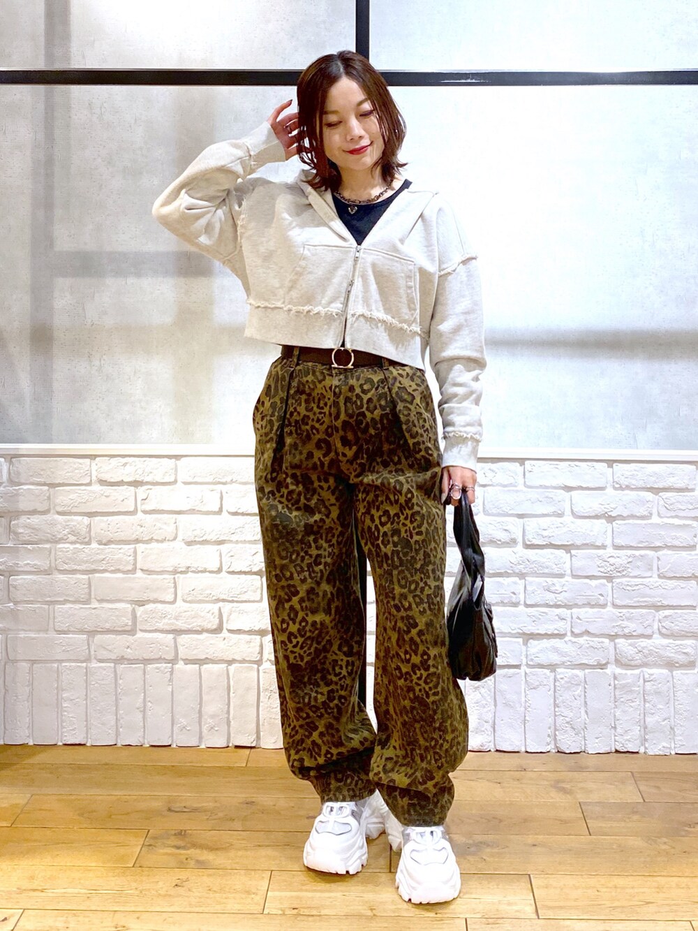 ベージュ系のパーカー、ブラック系のTシャツ/カットソー、その他のデニムパンツを着用したレディースの冬コーディネートの9枚目の写真