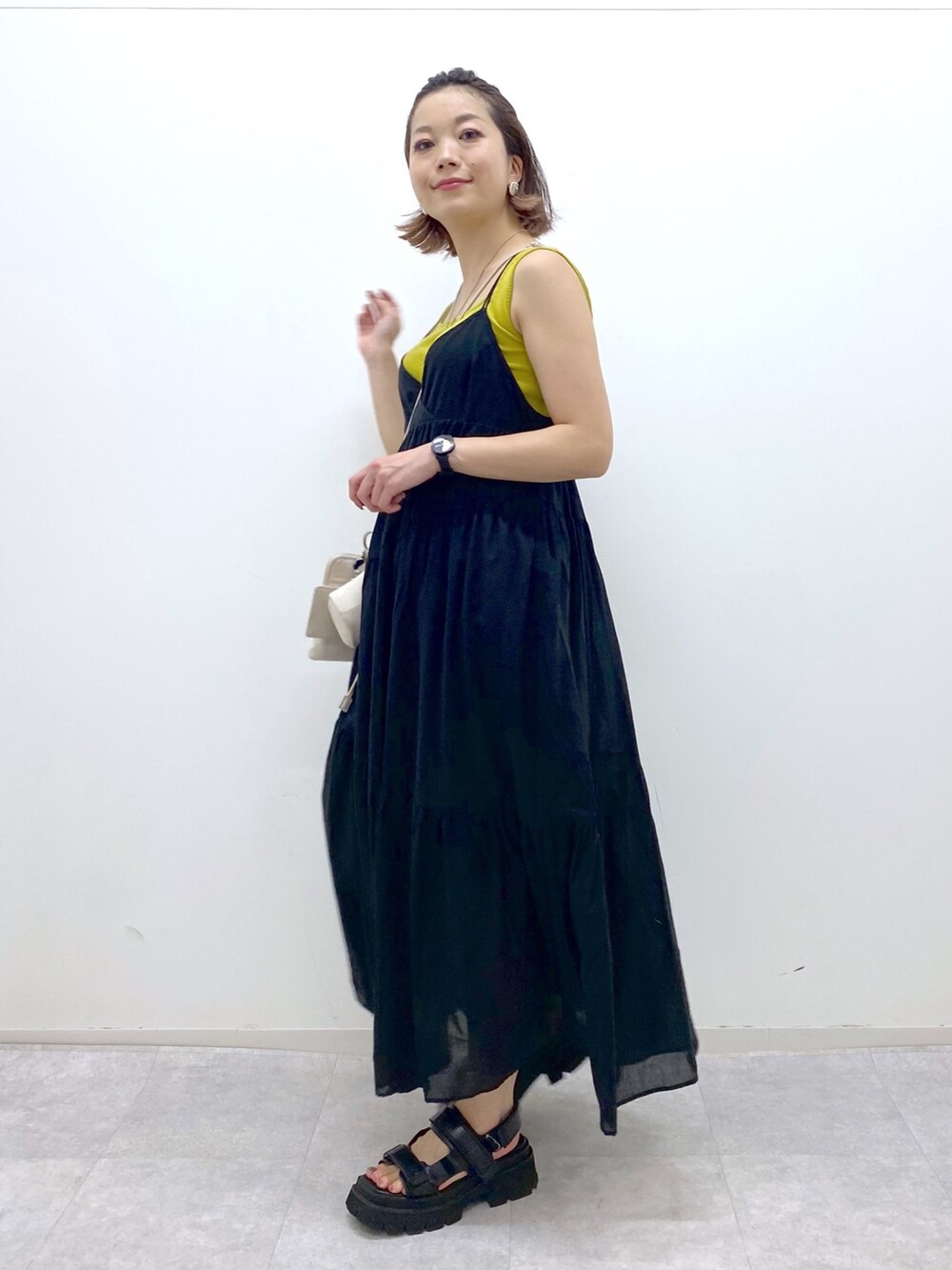 その他のワンピース/ドレス、ベージュ系のショルダーバッグ、ブラック系のサンダルを着用したレディースの夏コーディネートの3枚目の写真