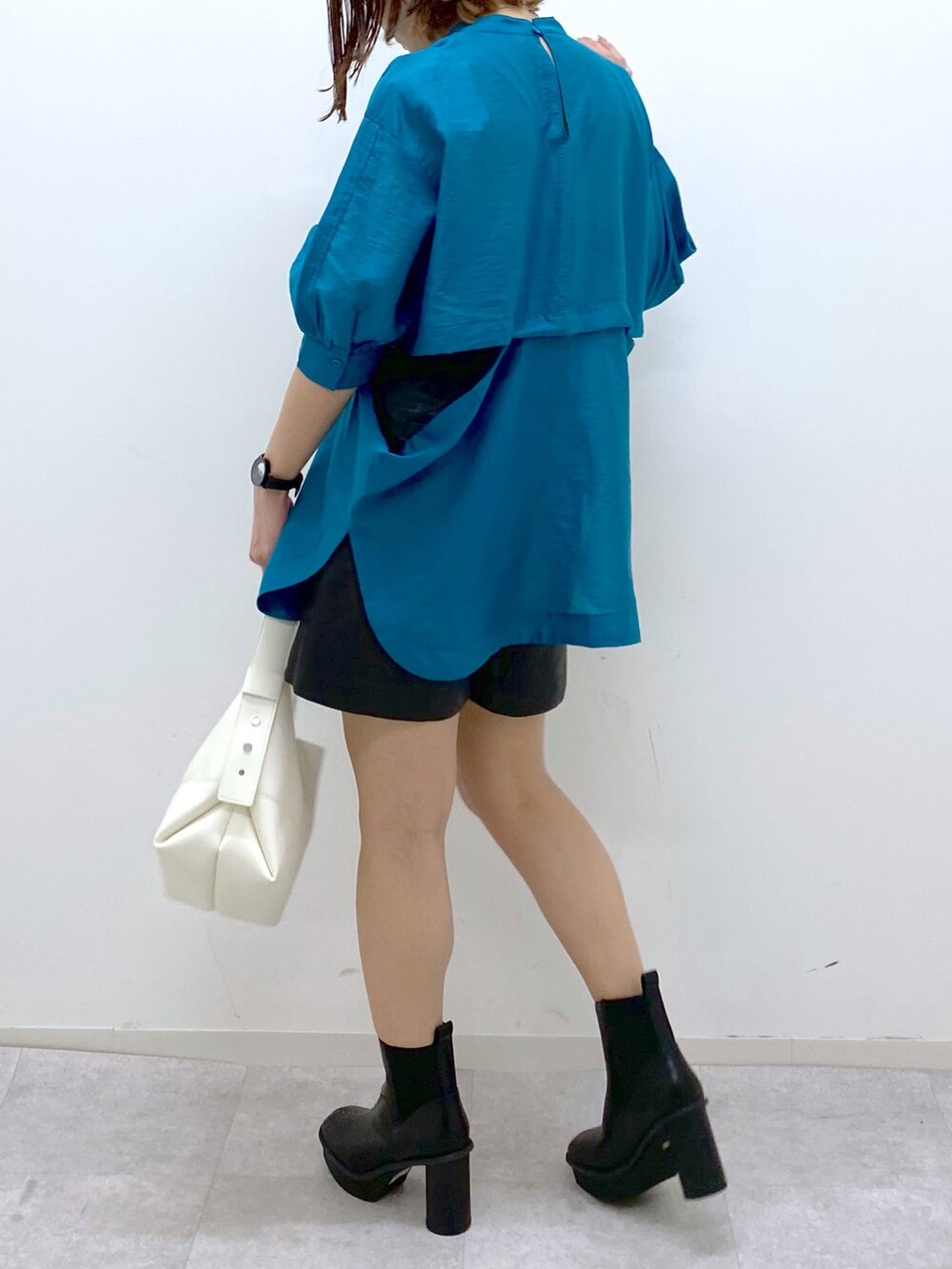 ブルー系のシャツ/ブラウス、ブラック系のパンツ、ホワイト系のバッグを着用したレディースの夏コーディネートの3枚目の写真