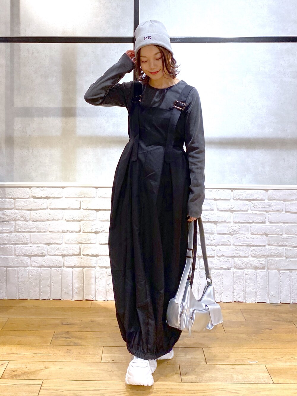 シルバー系のショルダーバッグ、ブラック系のワンピース、グレー系のTシャツ/カットソーを着用したレディースの冬コーディネートの8枚目の写真