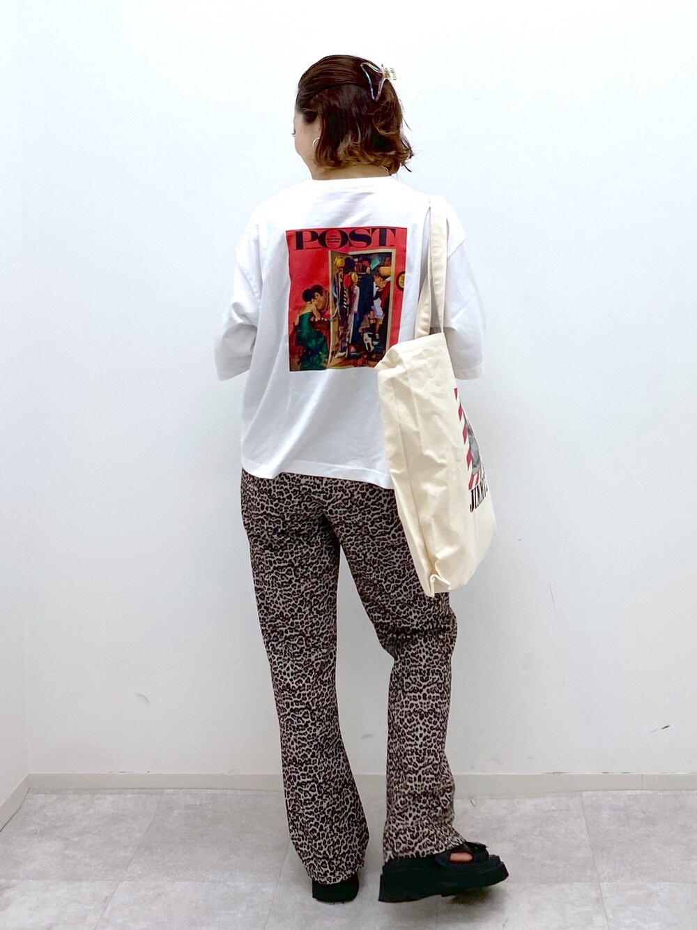 ブラック系のショルダーバッグ、ブラック系のサンダル、ブラック系のTシャツ/カットソーを着用したレディースの夏コーディネートの4枚目の写真