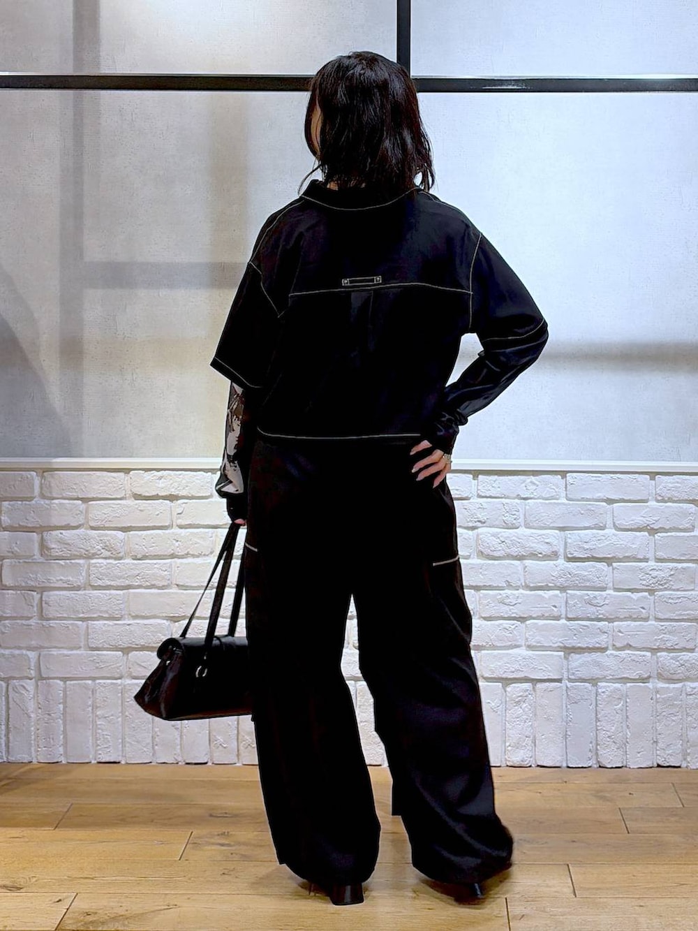 ブラック系のカーゴパンツ、ブラック系のシャツ/ブラウス、ブラック系のTシャツ/カットソーを着用したレディースの夏コーディネートの6枚目の写真