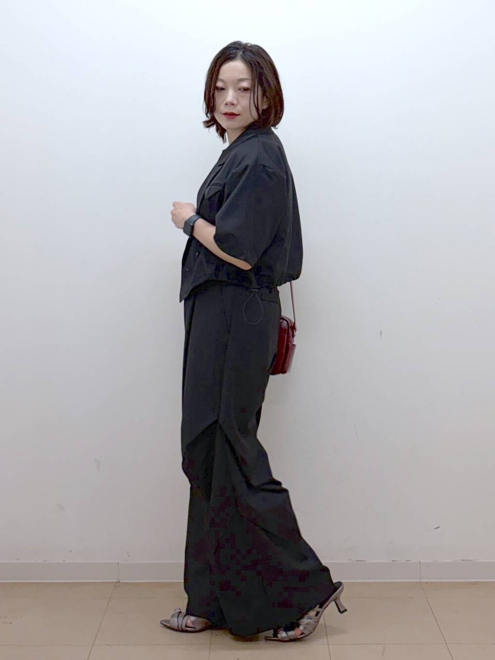 ブラック系のTシャツ/カットソー、レッド系のショルダーバッグ、その他のサンダルを着用したレディースの夏コーディネートの7枚目の写真