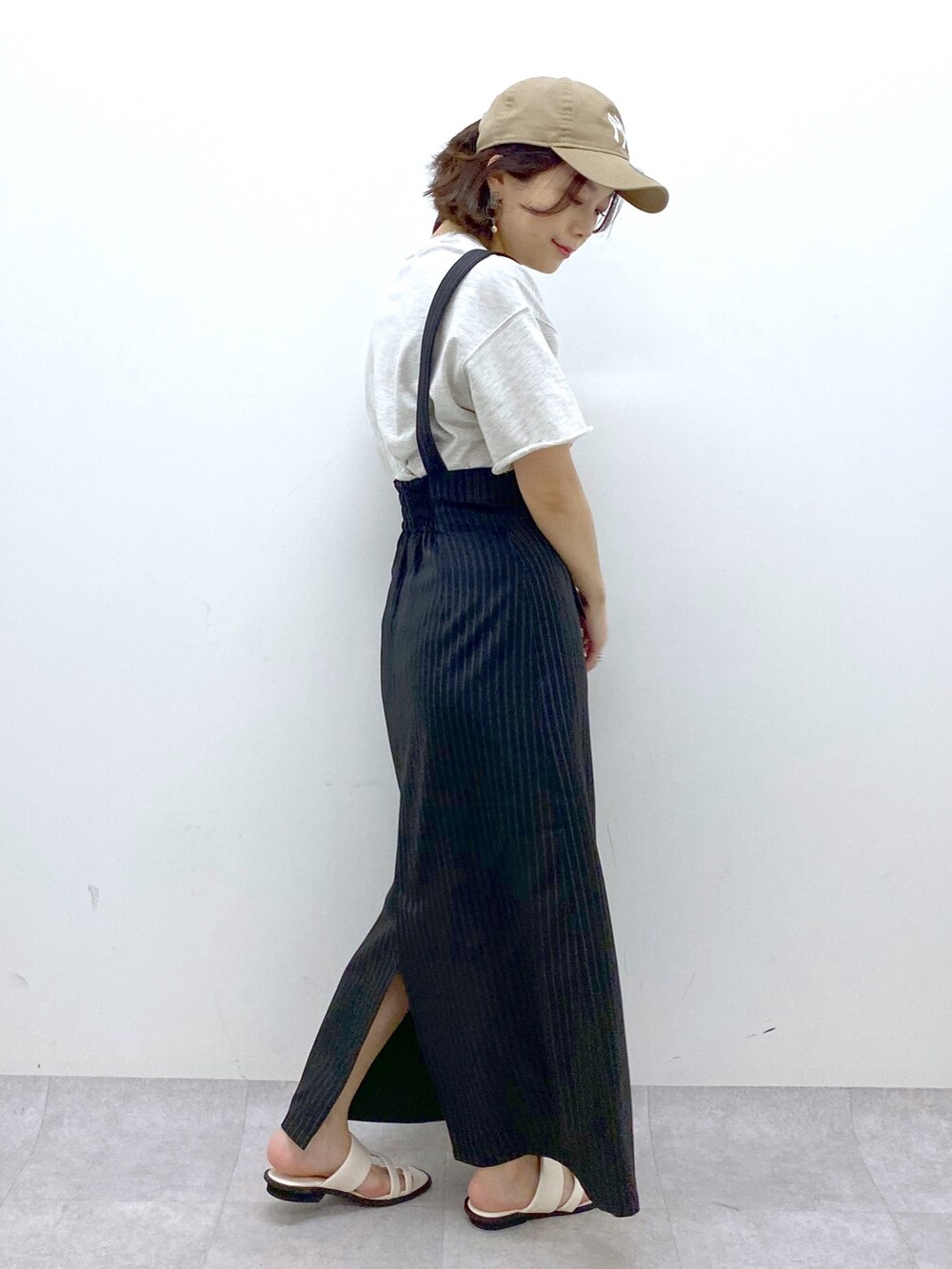 その他のワンピース、ベージュ系のTシャツ/カットソー、ホワイト系のサンダルを着用したレディースの夏コーディネートの2枚目の写真