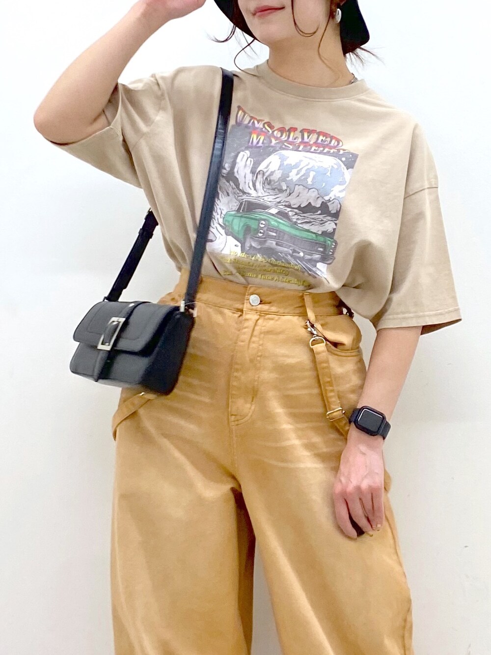 ベージュ系のTシャツ/カットソー、ベージュ系のデニムパンツ、ブラック系のサンダルを着用したレディースの春コーディネートの2枚目の写真