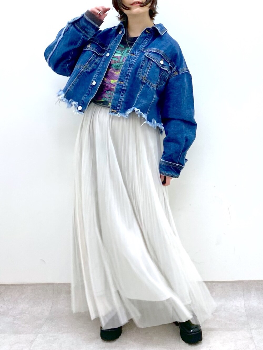 ホワイト系のスカート、ブラック系のトップス、ブルー系のジャケット/アウターを着用したレディースの春コーディネートの4枚目の写真