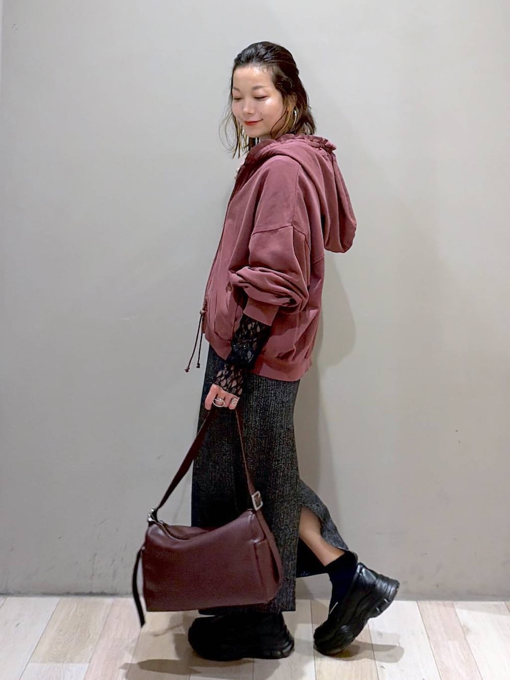 ブラック系のローファー、レッド系のパーカー、ブラック系のTシャツ/カットソーを着用したレディースの秋コーディネートの5枚目の写真