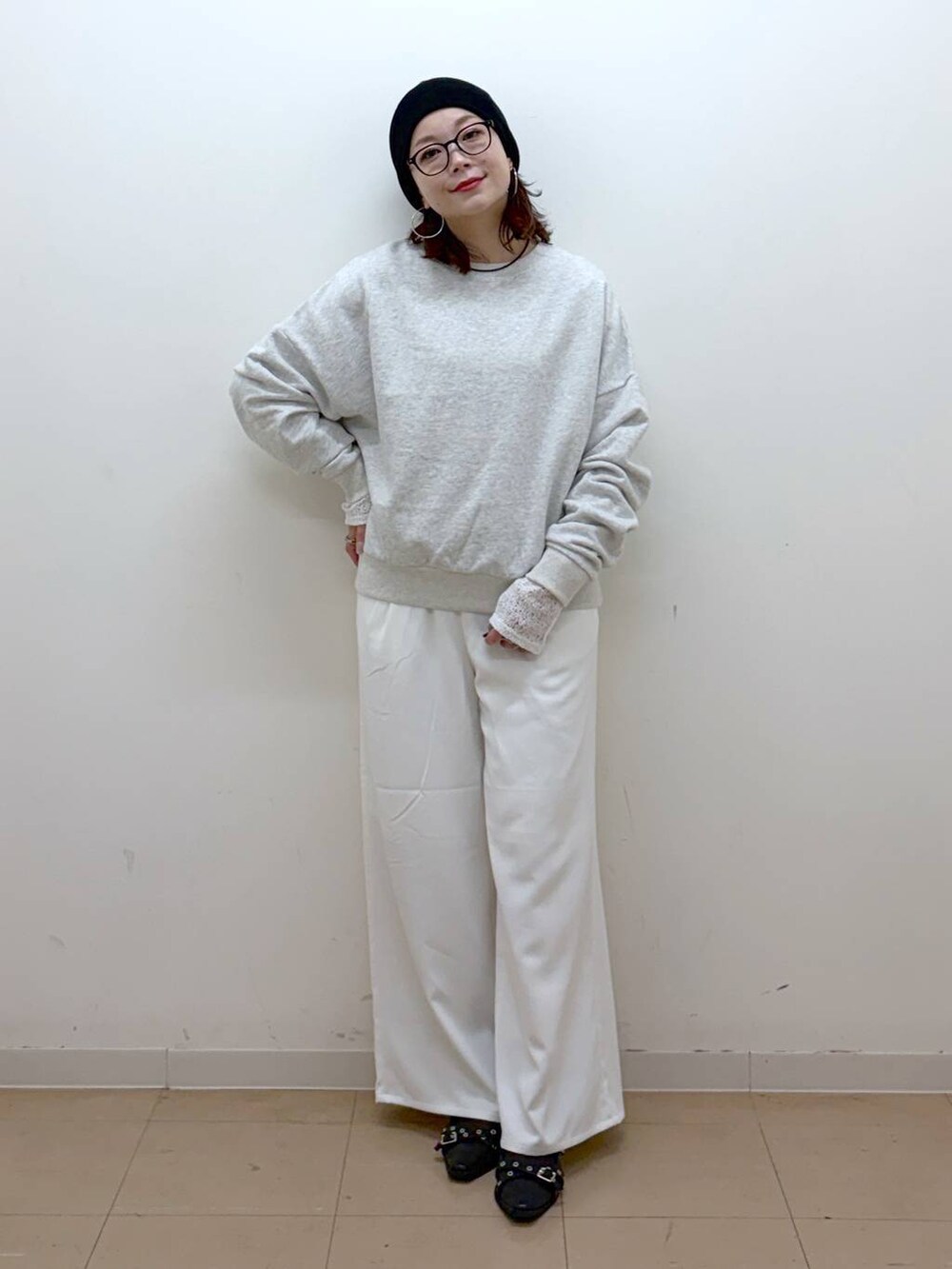 グレー系のスウェット、ホワイト系のスラックス、ホワイト系のTシャツ/カットソーを着用したレディースの冬コーディネートの4枚目の写真