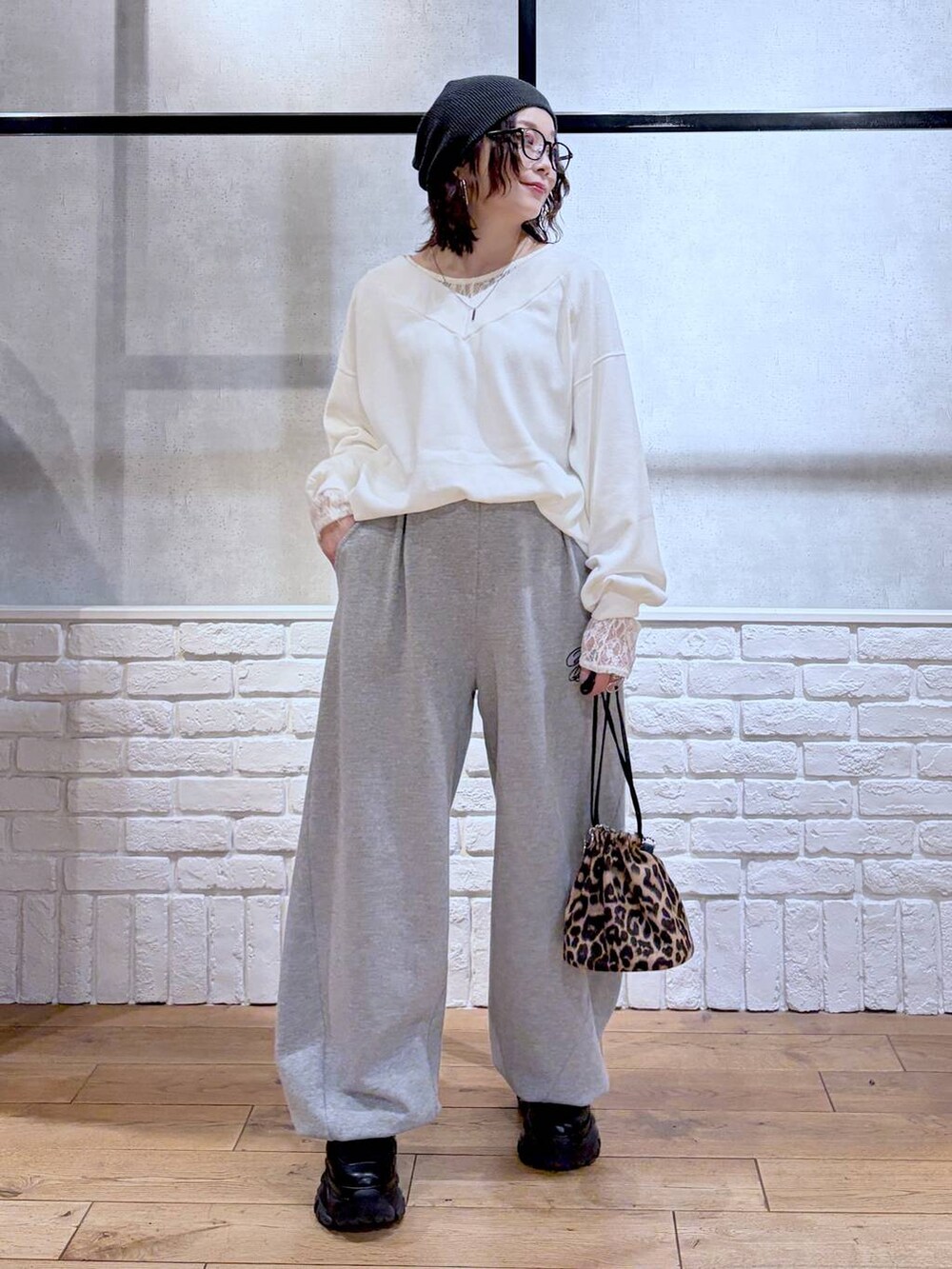 ブラック系のブーツ、グレー系のスウェットパンツ、ホワイト系のTシャツ/カットソーを着用したレディースの冬コーディネートの9枚目の写真