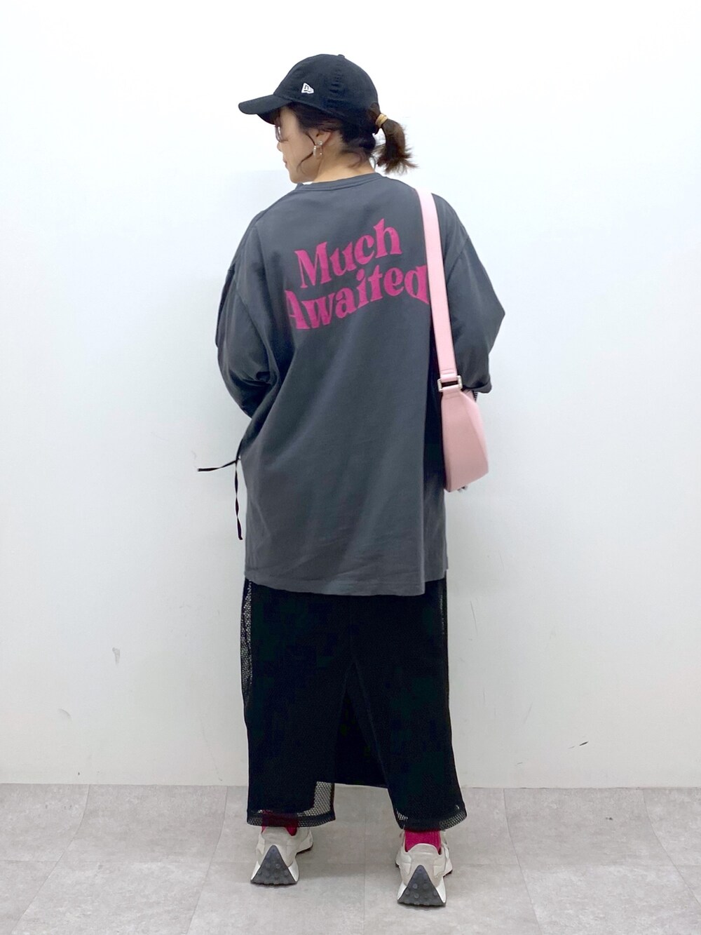 ブラック系のワンピース/ドレス、ピンク系のショルダーバッグ、ベージュ系のスニーカーを着用したレディースの春コーディネートの3枚目の写真