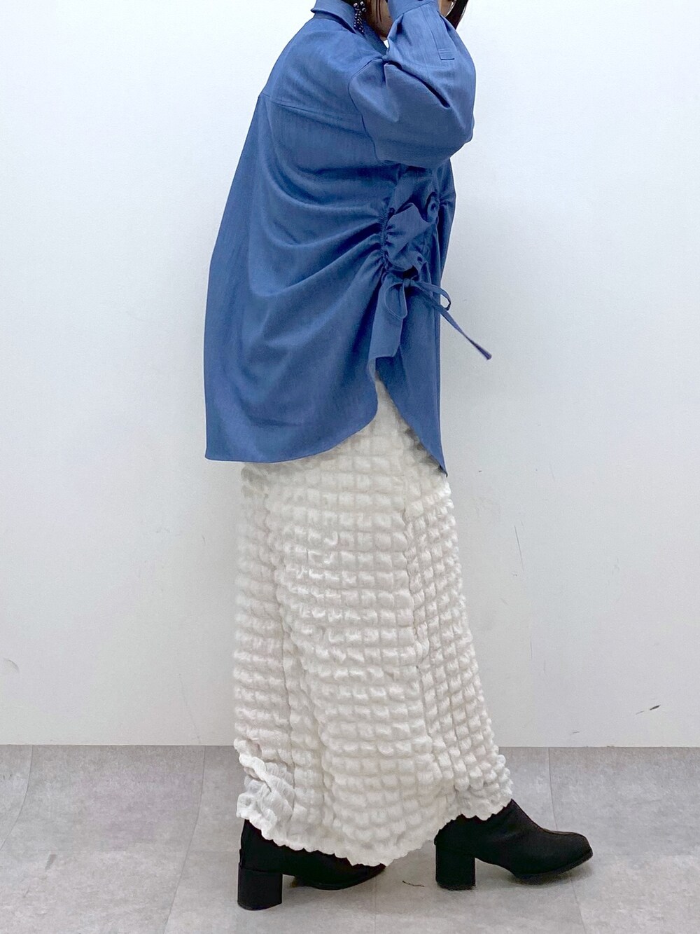 ブルー系のシャツ/ブラウス、ホワイト系のスカート、ホワイト系のシューズを着用したレディースの春コーディネートの4枚目の写真