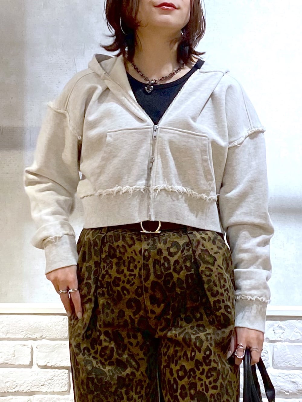 ベージュ系のパーカー、ブラック系のTシャツ/カットソー、その他のデニムパンツを着用したレディースの冬コーディネートの2枚目の写真