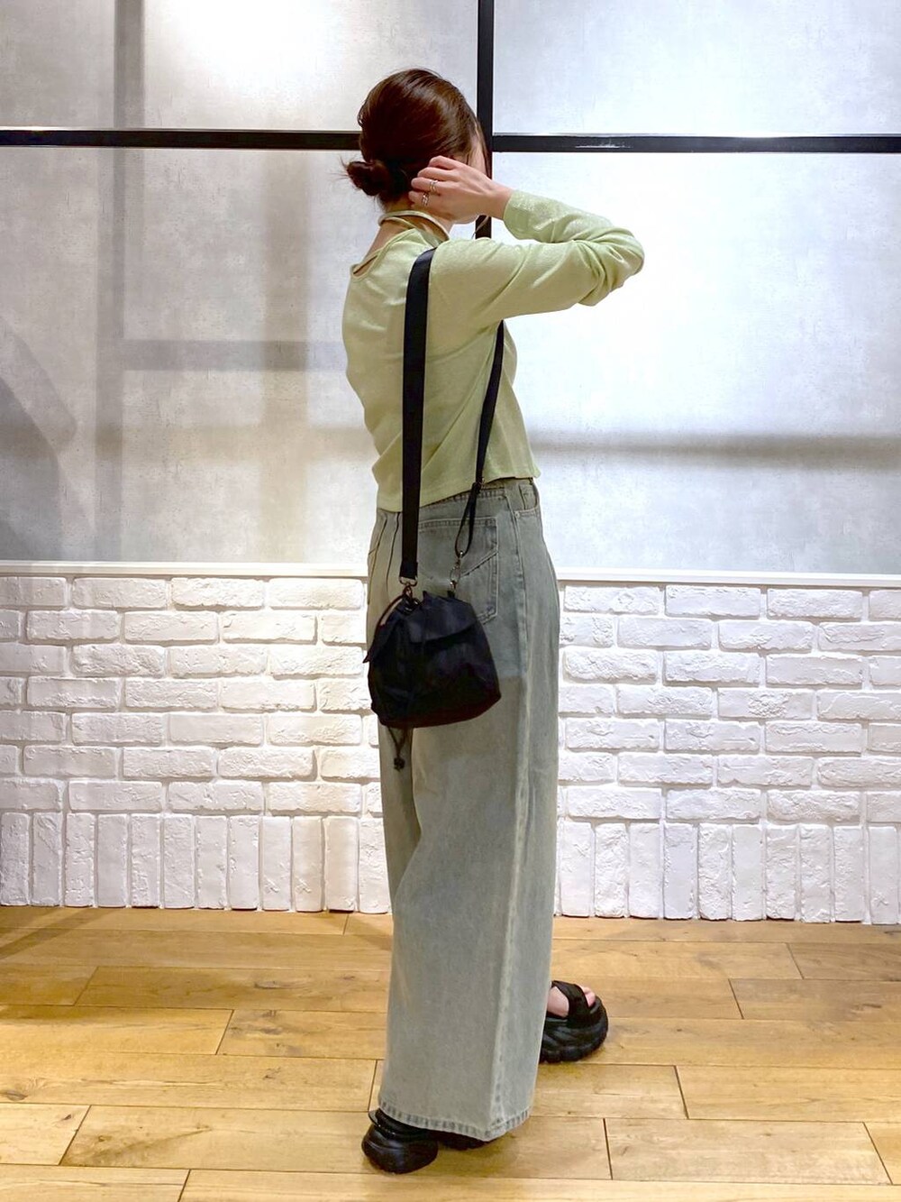 ブルー系のデニムパンツ、ブラック系のサンダル、ブラック系のキャミソールを着用したレディースの春コーディネートの5枚目の写真