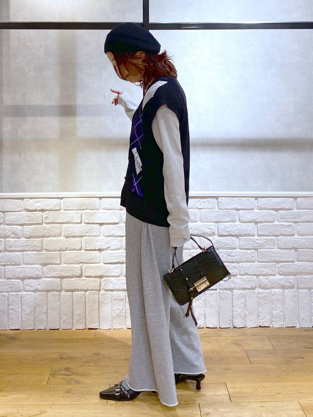 ブラック系のパンプス、グレー系のスウェットパンツ、ブラック系のハンドバッグを着用したレディースの秋コーディネートの7枚目の写真