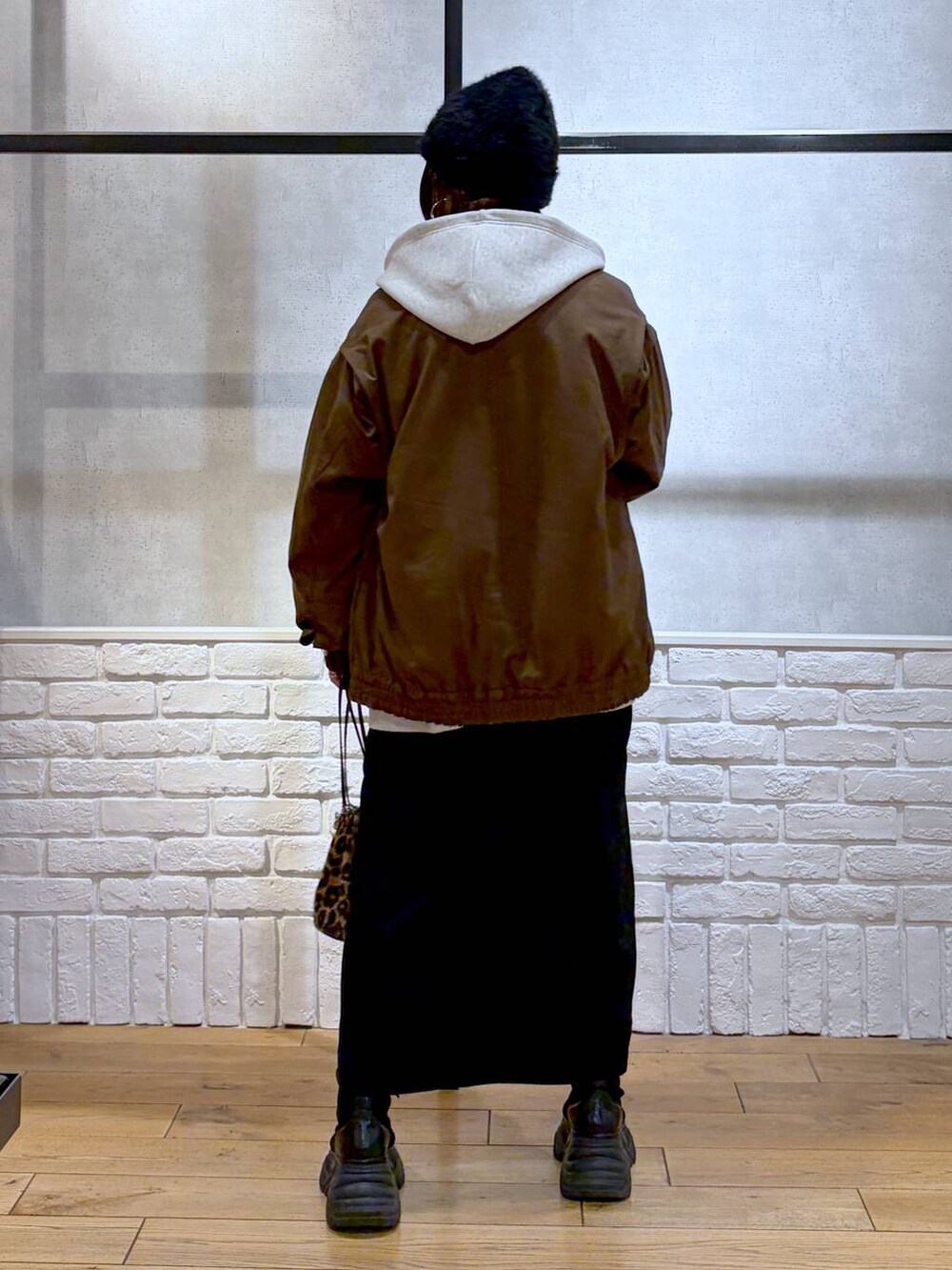 ブラック系のブーツ、ブラウン系のブルゾン、レッド系のニット/セーターを着用したレディースの冬コーディネートの6枚目の写真