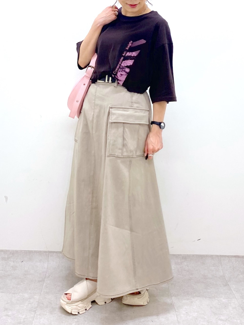 ブラウン系のスカート、ブラウン系のTシャツ/カットソー、ピンク系のショルダーバッグを着用したレディースの夏コーディネートの4枚目の写真
