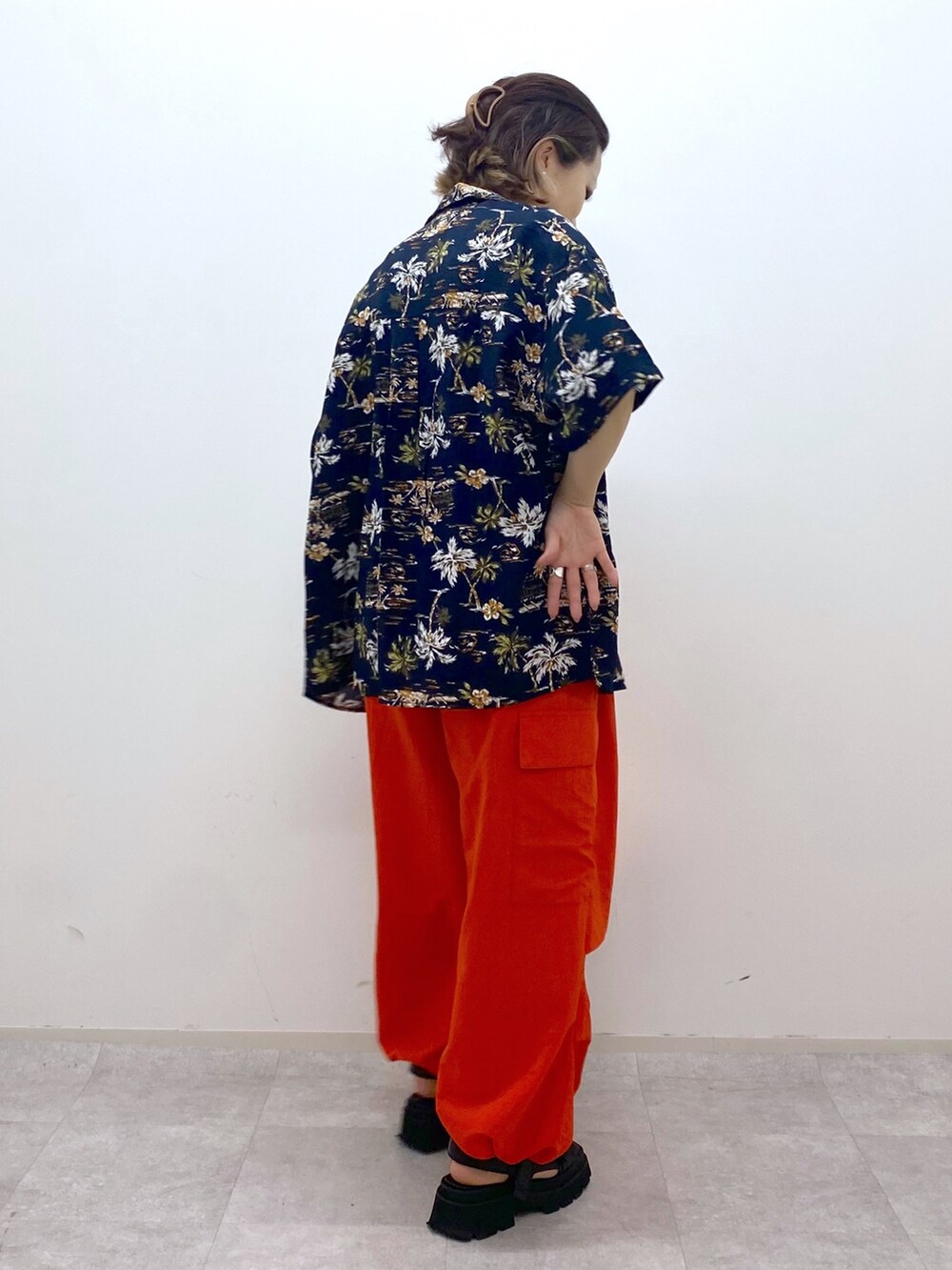 オレンジ系のその他パンツ、ブラック系のサンダル、ブラック系のシャツ/ブラウスを着用したレディースの夏コーディネートの3枚目の写真