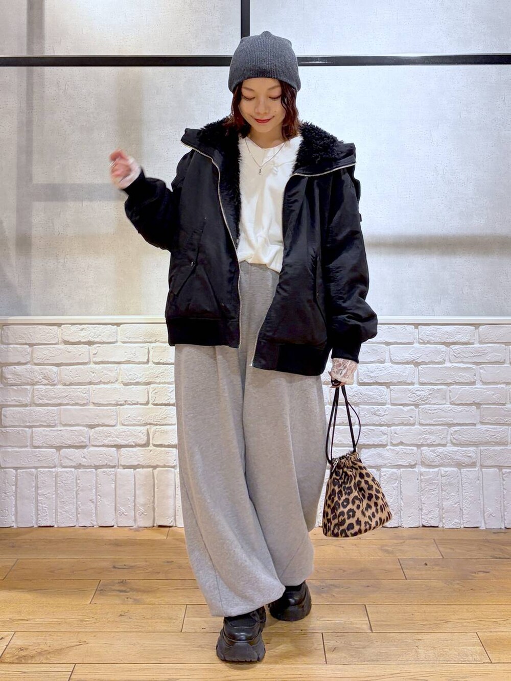 ブラック系のブーツ、グレー系のスウェットパンツ、ブラック系のブルゾンを着用したレディースの冬コーディネートの8枚目の写真