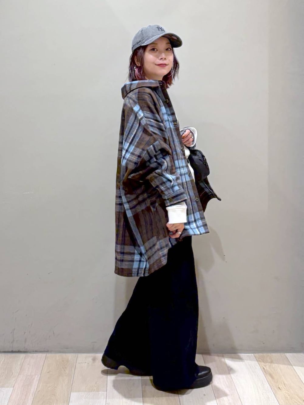 ブルー系のその他パンツ、ブラック系のブーツ、ホワイト系のTシャツ/カットソーを着用したレディースの秋コーディネートの5枚目の写真