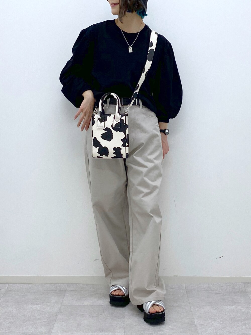 ブラック系のTシャツ/カットソー、ホワイト系のショルダーバッグ、グレー系のその他パンツを着用したレディースの春コーディネートの4枚目の写真