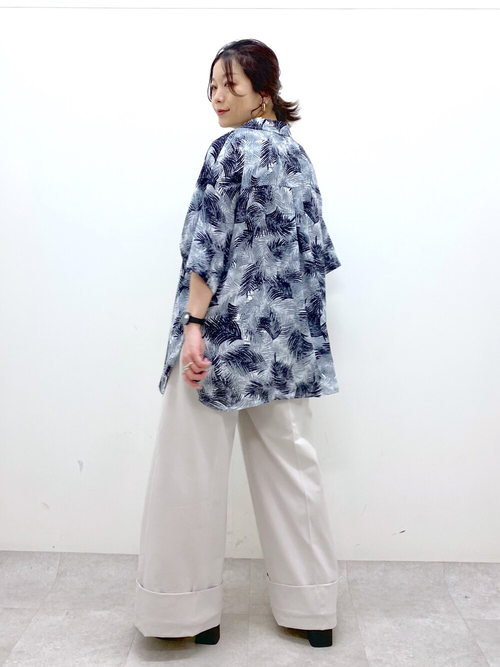 ベージュ系のスラックス、ブラック系のトップス、ブラック系のトップスを着用したレディースの夏コーディネートの3枚目の写真