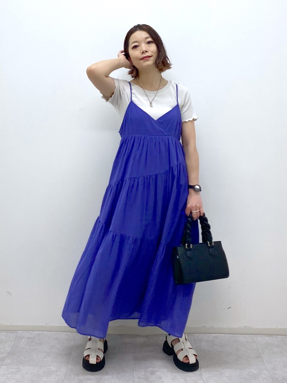 その他のワンピース/ドレス、グレー系のトップス、ホワイト系のシューズを着用したレディースの夏コーディネートの5枚目の写真