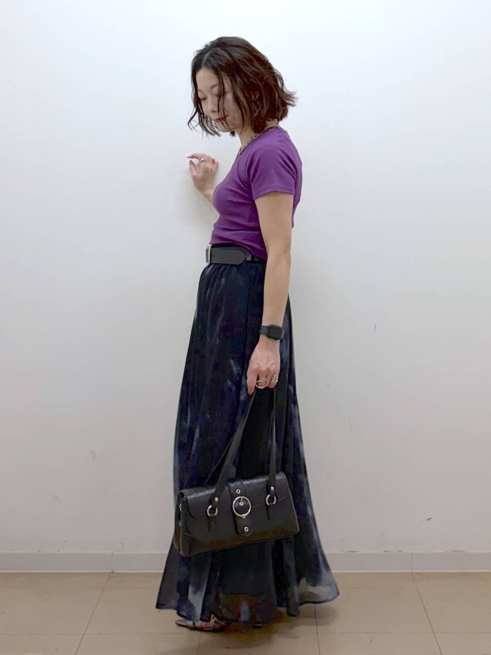 ブラック系のスカート、その他のサンダル、パープル系のTシャツ/カットソーを着用したレディースの夏コーディネートの7枚目の写真