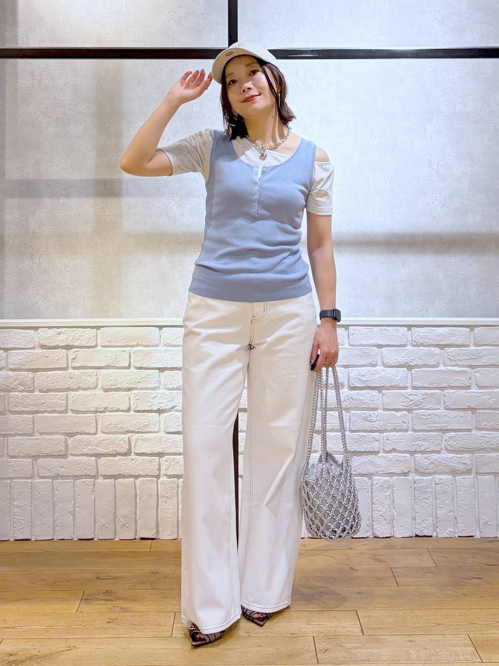 ブルー系のタンクトップ、グレー系のTシャツ/カットソー、ホワイト系のデニムパンツを着用したレディースの夏コーディネートの9枚目の写真