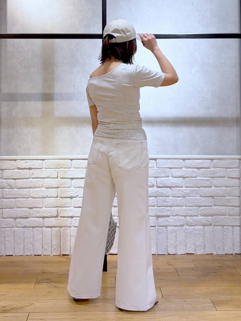 ブルー系のタンクトップ、グレー系のTシャツ/カットソー、ホワイト系のデニムパンツを着用したレディースの夏コーディネートの4枚目の写真
