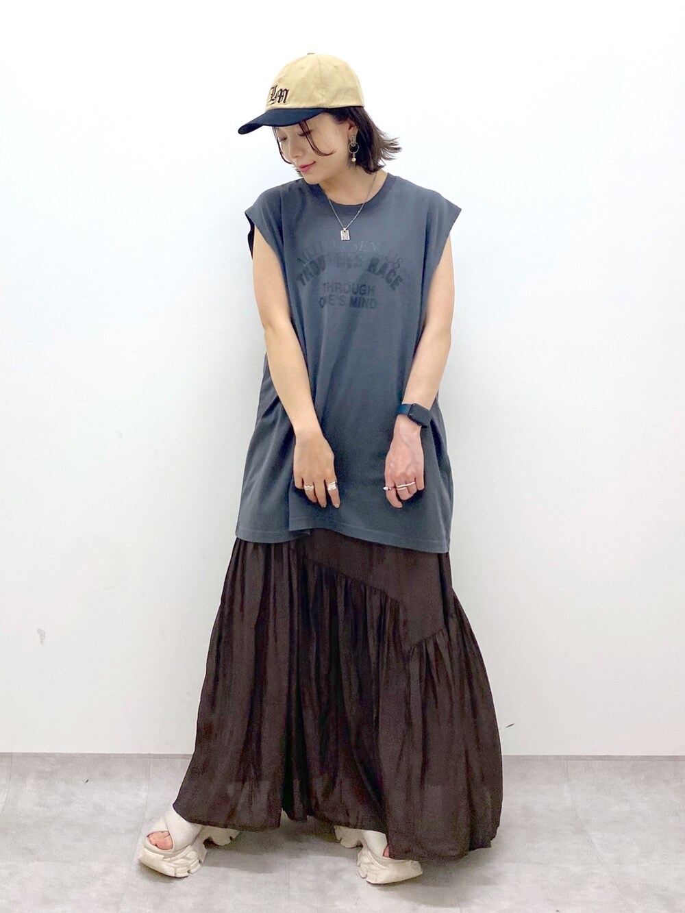 ホワイト系のサンダル、グレー系のTシャツ/カットソー、ブラウン系のワンピースを着用したレディースの夏コーディネートの7枚目の写真