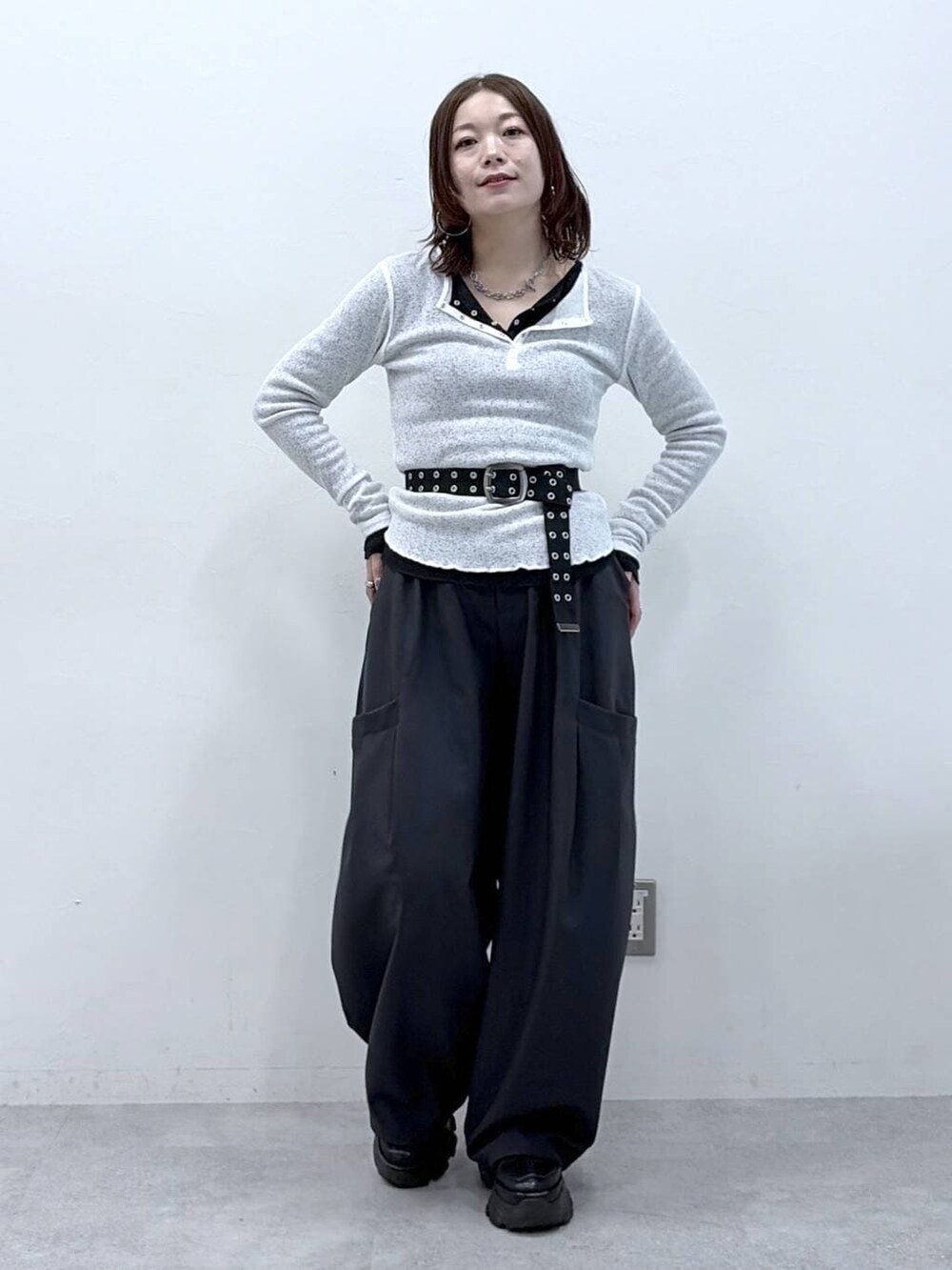 ブラック系のスニーカー、ブラック系のTシャツ/カットソー、ホワイト系のTシャツ/カットソーを着用したレディースの春コーディネートの9枚目の写真