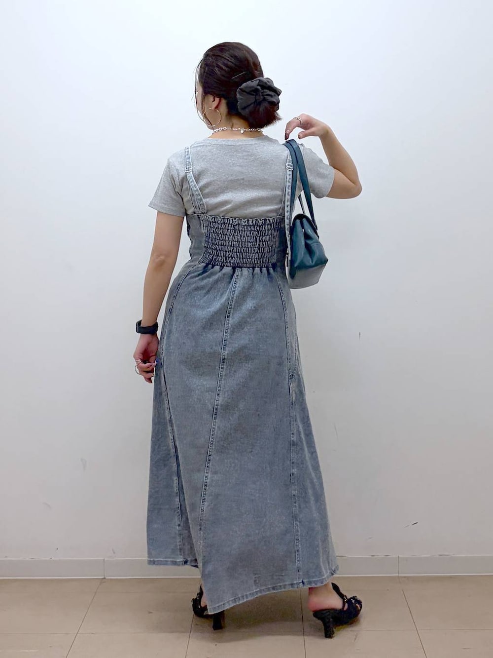 ブルー系のワンピース、グレー系のTシャツ/カットソー、ブラック系のサンダルを着用したレディースの夏コーディネートの6枚目の写真