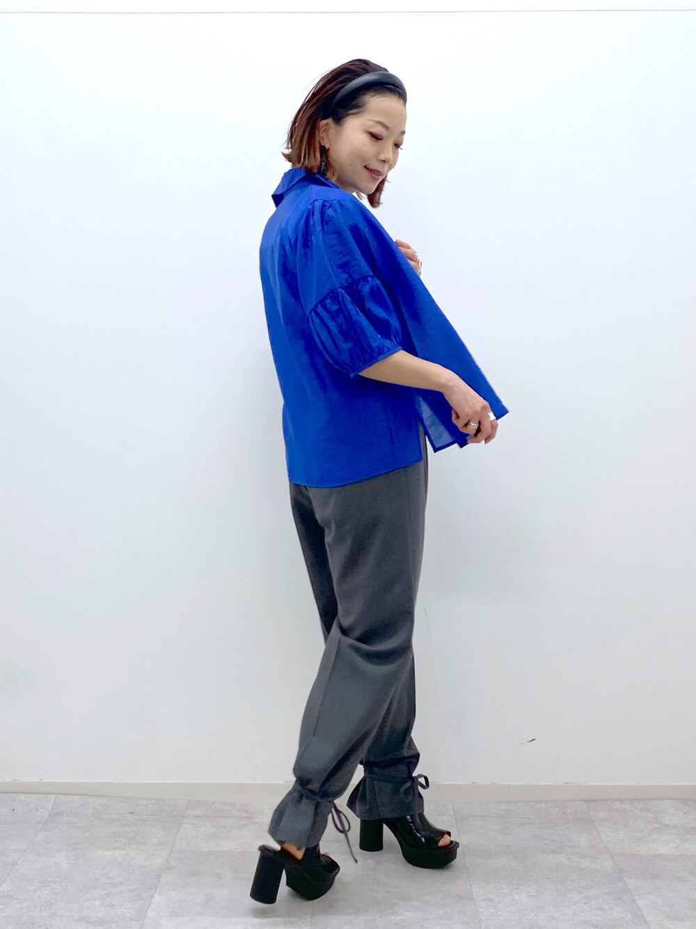 グレー系のその他パンツ、ブラック系のサンダル、ブラック系のタンクトップを着用したレディースの春コーディネートの3枚目の写真