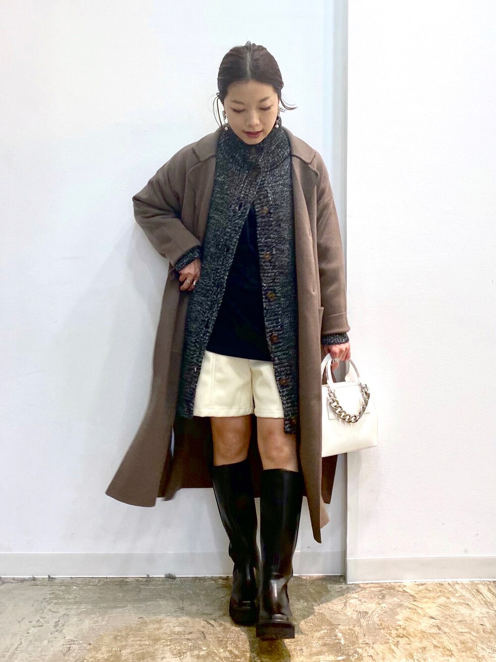 ブラック系のニット/セーター、ブラック系のTシャツ/カットソー、ブラウン系のその他アウターを着用したレディースの秋コーディネートの2枚目の写真