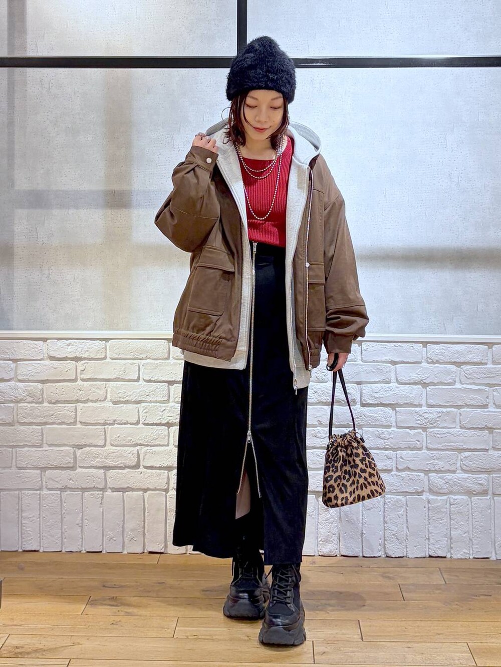 ブラック系のブーツ、ブラウン系のブルゾン、レッド系のニット/セーターを着用したレディースの冬コーディネートの8枚目の写真