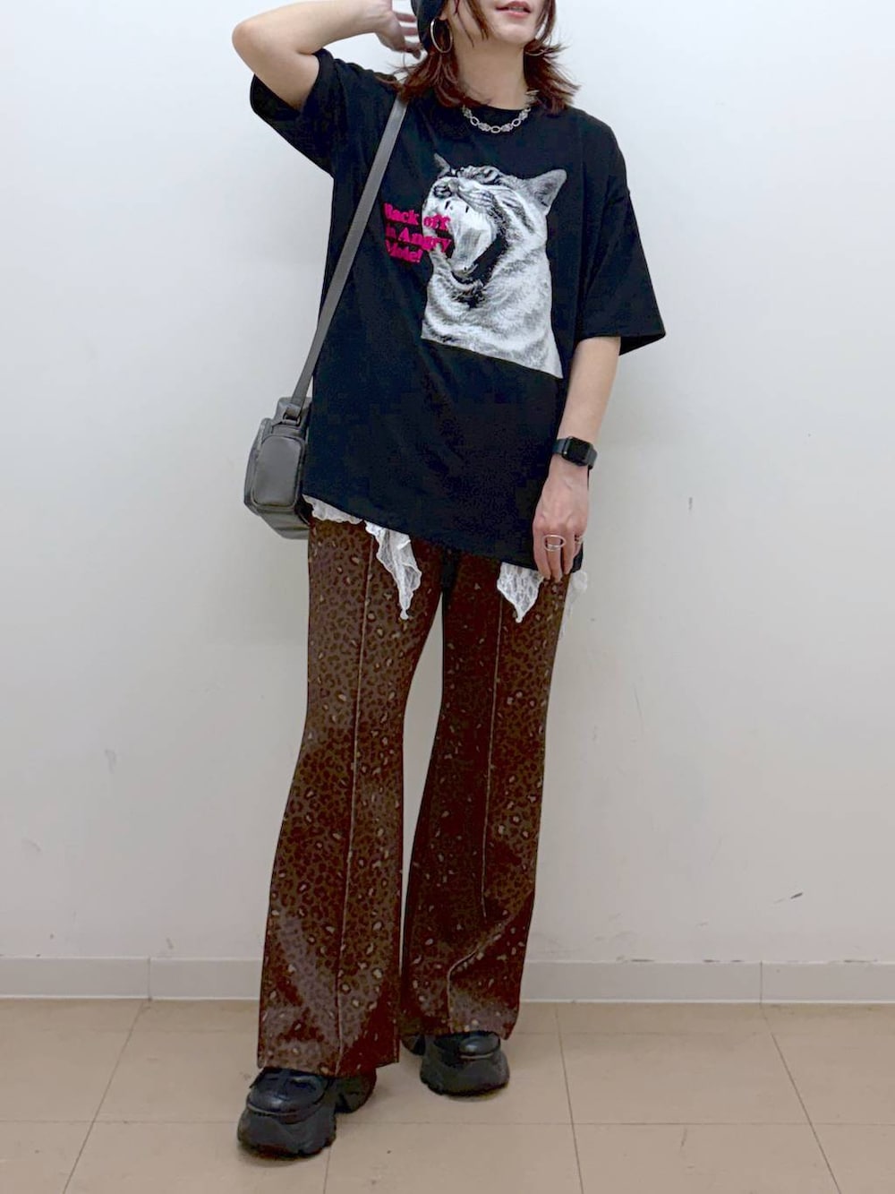 ブラック系のスニーカー、グレー系のショルダーバッグ、その他のその他パンツを着用したレディースの春コーディネートの3枚目の写真