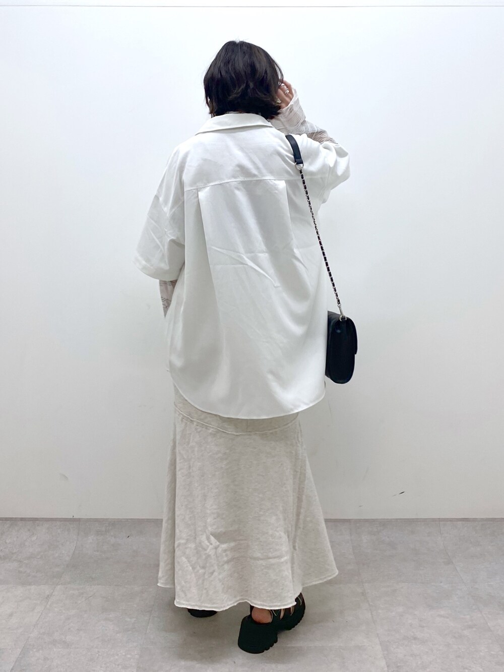 ホワイト系のトップス、ホワイト系のトップス、ブラック系のバッグを着用したレディースの春コーディネートの4枚目の写真