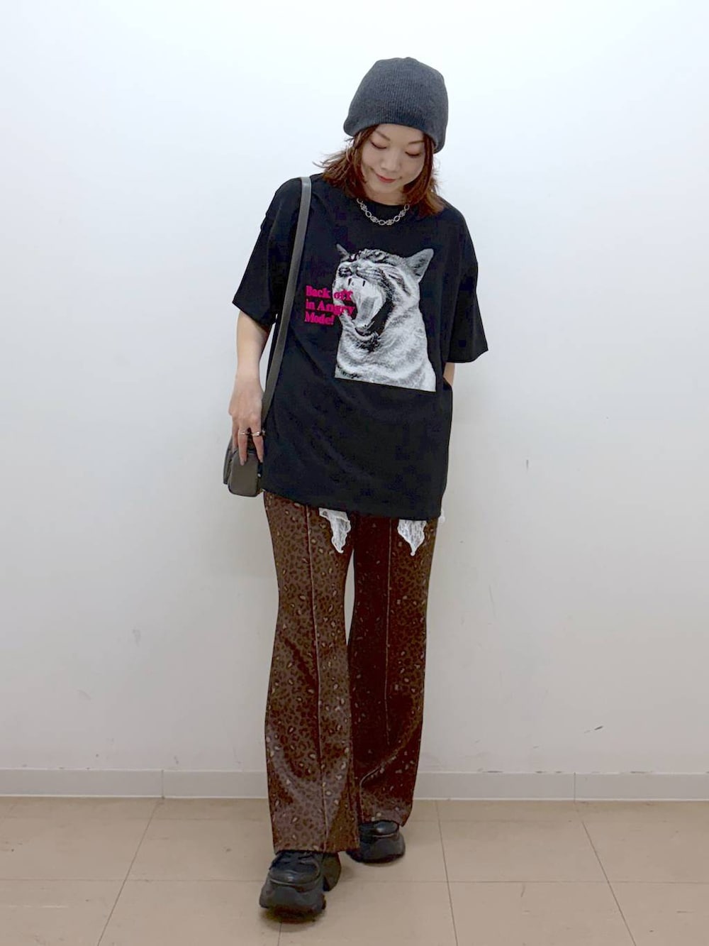 ブラック系のスニーカー、グレー系のショルダーバッグ、その他のその他パンツを着用したレディースの春コーディネートの8枚目の写真