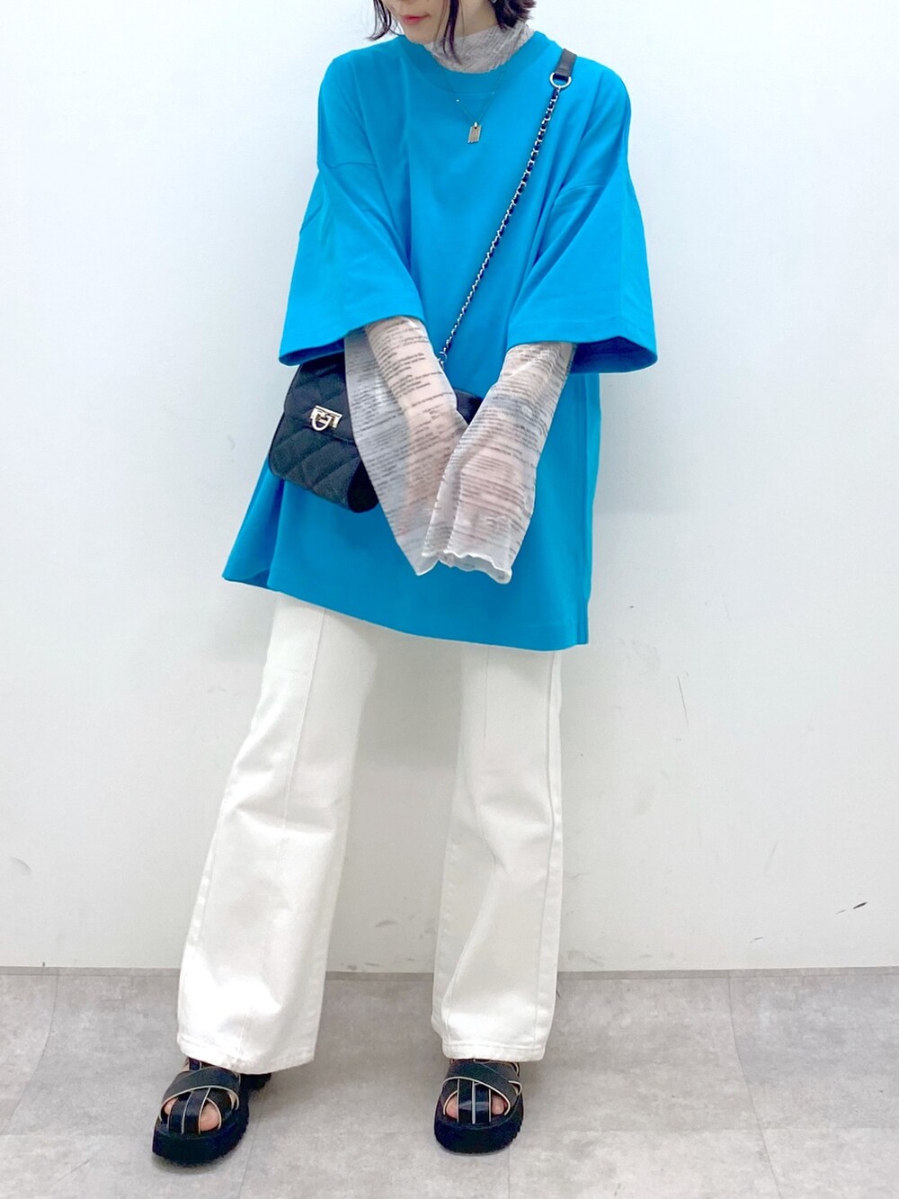 その他のトップス、ホワイト系のトップス、ブラック系のバッグを着用したレディースの春コーディネートの5枚目の写真