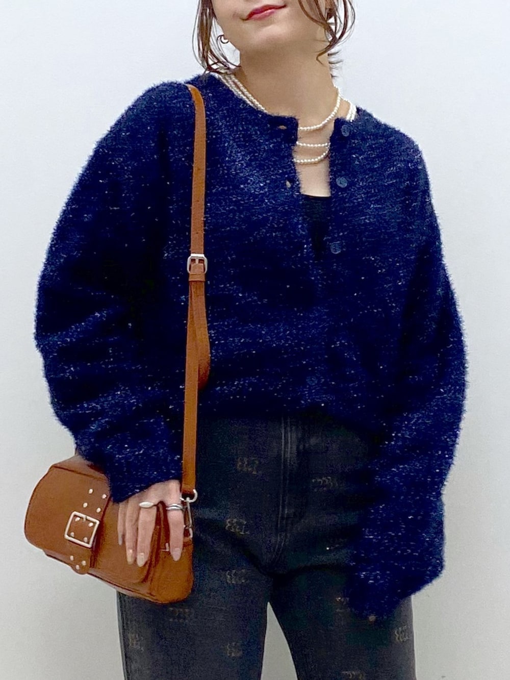 ブルー系のカーディガン/ボレロ、ブラック系のデニムパンツ、ホワイト系のスニーカーを着用したレディースの冬コーディネートの2枚目の写真