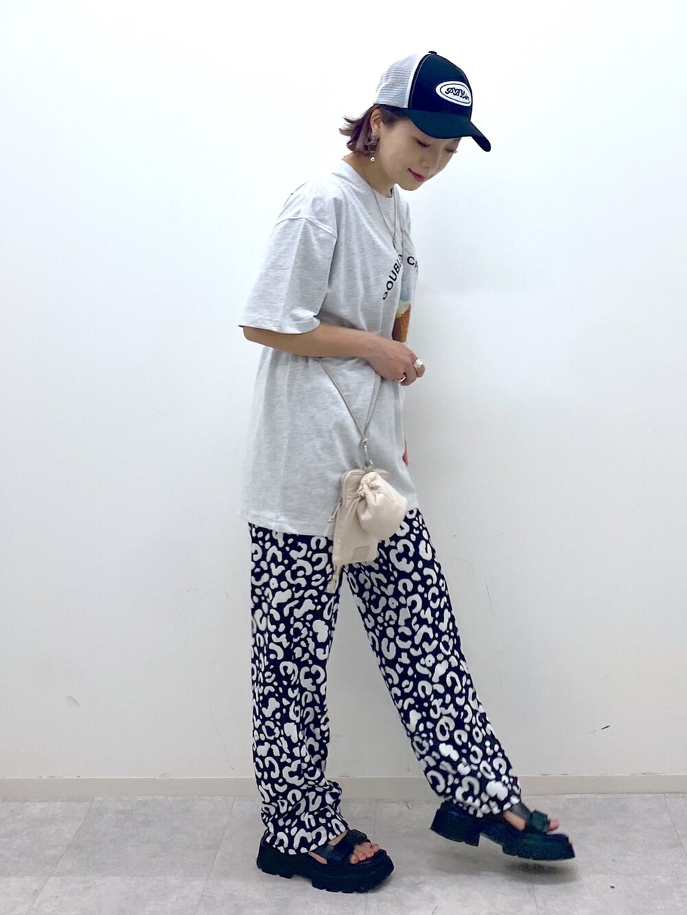 グレー系のTシャツ/カットソー、ホワイト系のその他パンツ、ブラック系のサンダルを着用したレディースの夏コーディネートの3枚目の写真