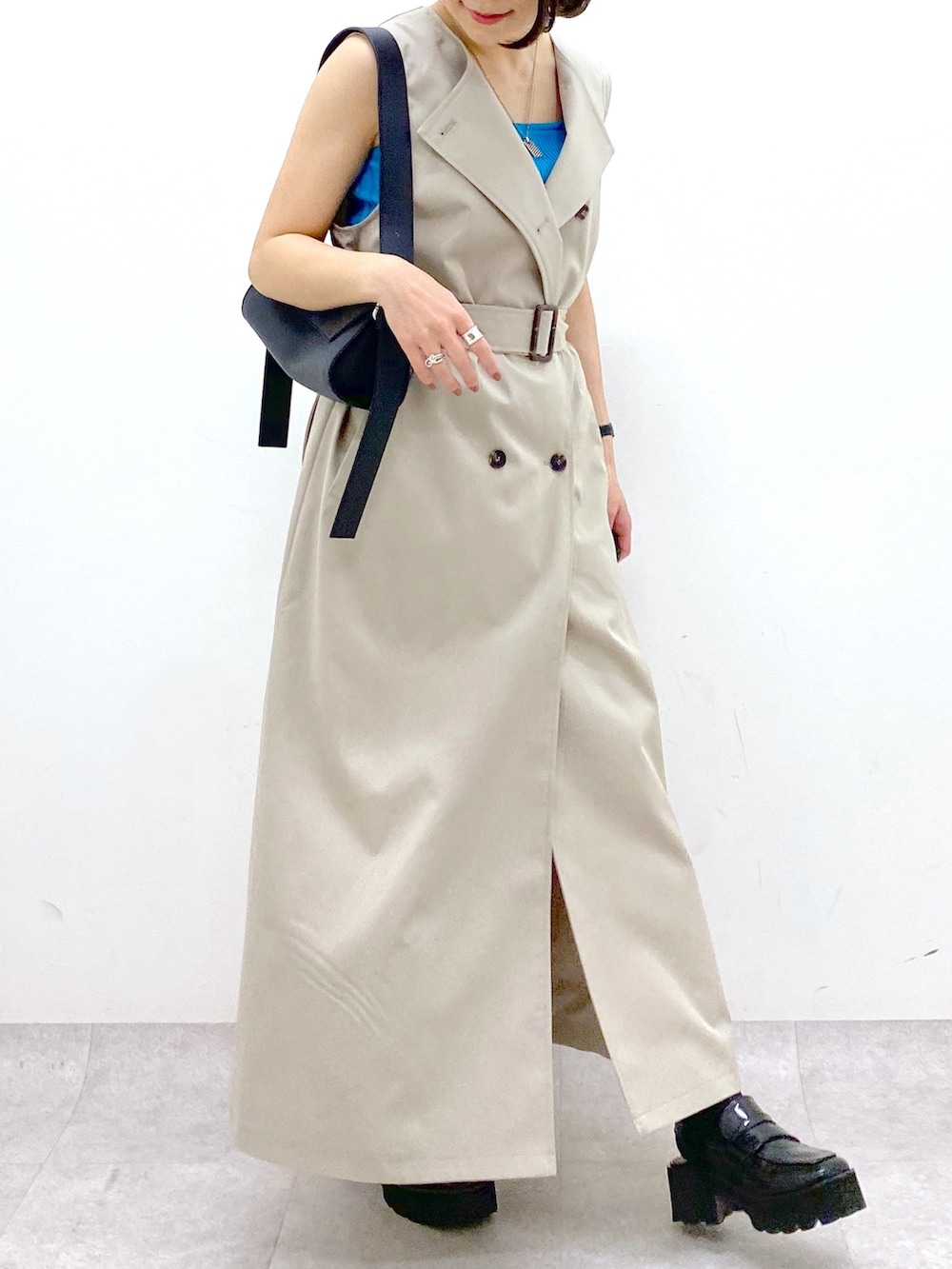 ベージュ系のジャケット/アウター、その他のトップス、ブラック系のローファーを着用したレディースの春コーディネートの5枚目の写真