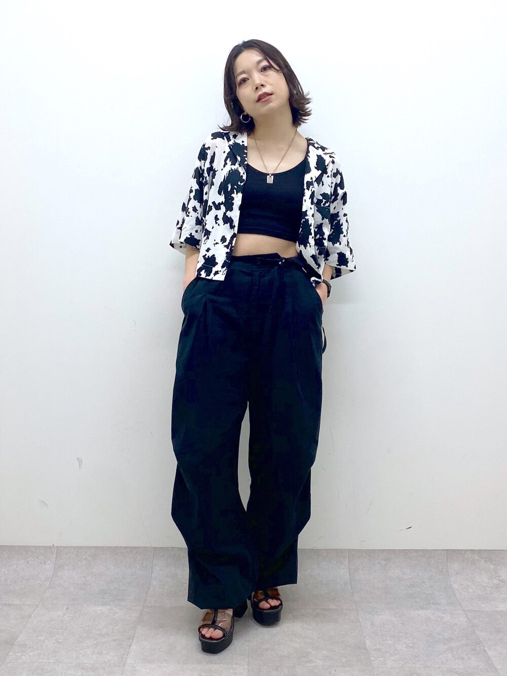 ブラック系のその他パンツ、ホワイト系のシャツ/ブラウス、ブラック系のトップスを着用したレディースの夏コーディネートの5枚目の写真