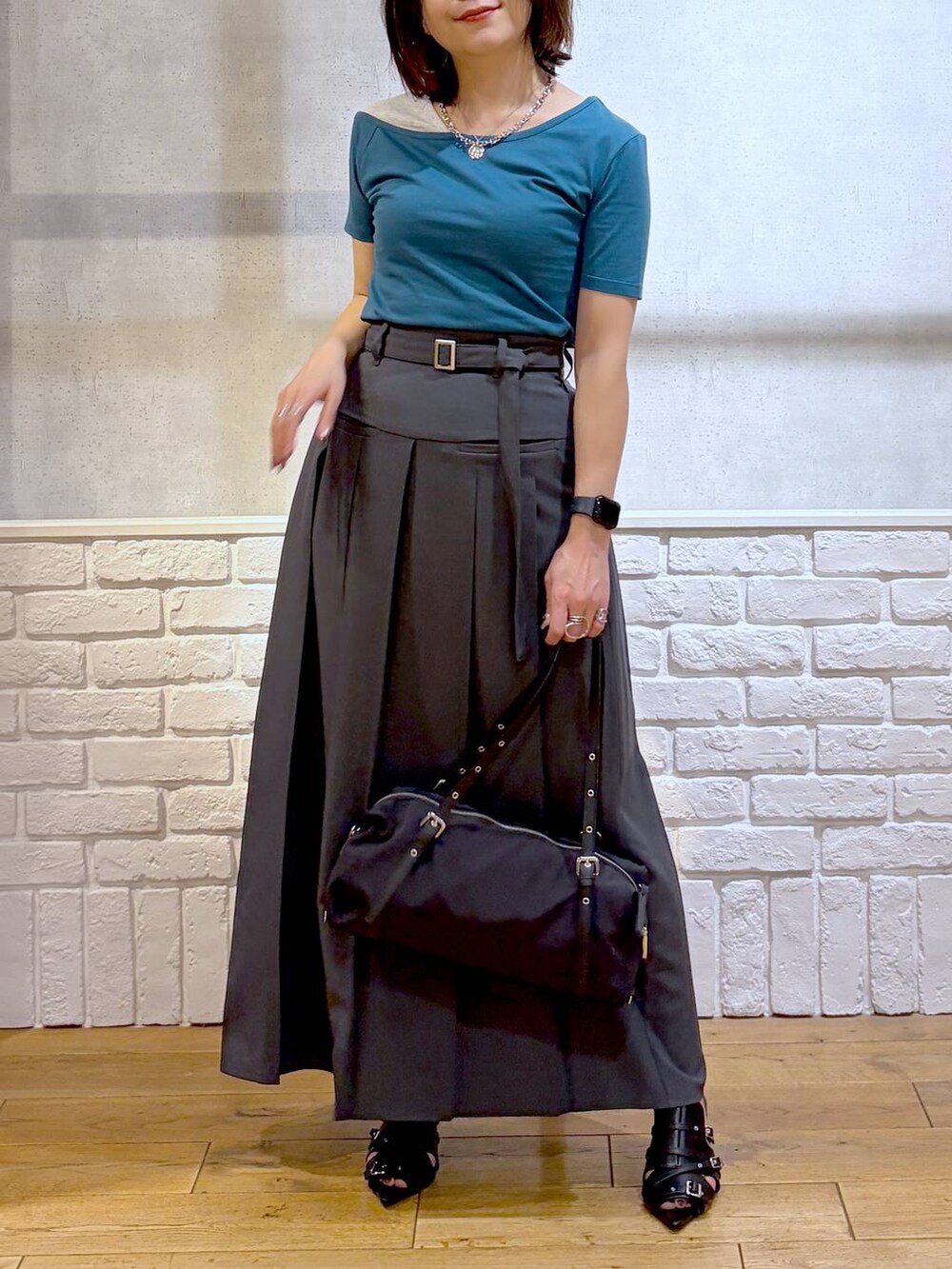 ブラック系のサンダル、ブラック系のボストンバッグ、ブルー系のTシャツ/カットソーを着用したレディースの夏コーディネートの3枚目の写真