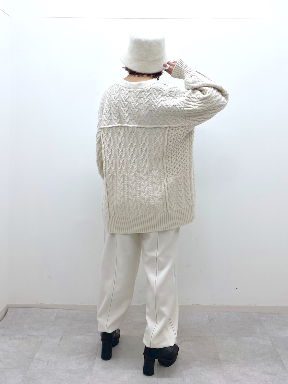 ホワイト系のその他パンツ、ブラック系のバッグ、ブラック系のブーツを着用したレディースの秋コーディネートの3枚目の写真