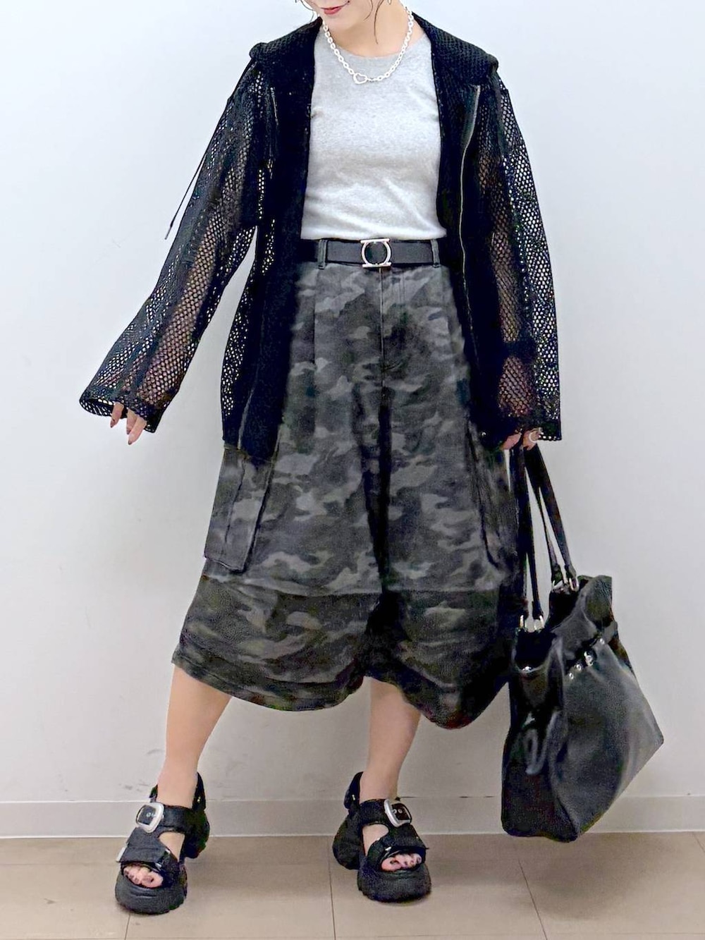 ブラック系のパーカー、グレー系のTシャツ/カットソー、ブラック系のサンダルを着用したレディースの夏コーディネートの3枚目の写真