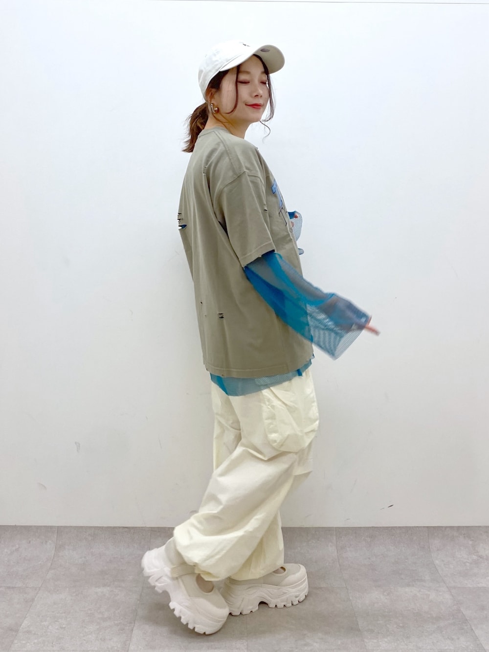 グリーン系のTシャツ/カットソー、ブルー系のTシャツ/カットソー、ホワイト系のカーゴパンツを着用したレディースの春コーディネートの7枚目の写真