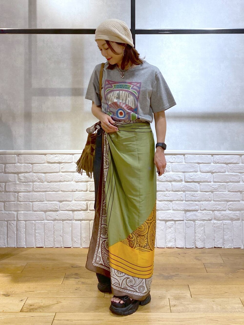 ブラック系のサンダル、ブルー系のデニムパンツ、ベージュ系のショルダーバッグを着用したレディースの夏コーディネートの8枚目の写真