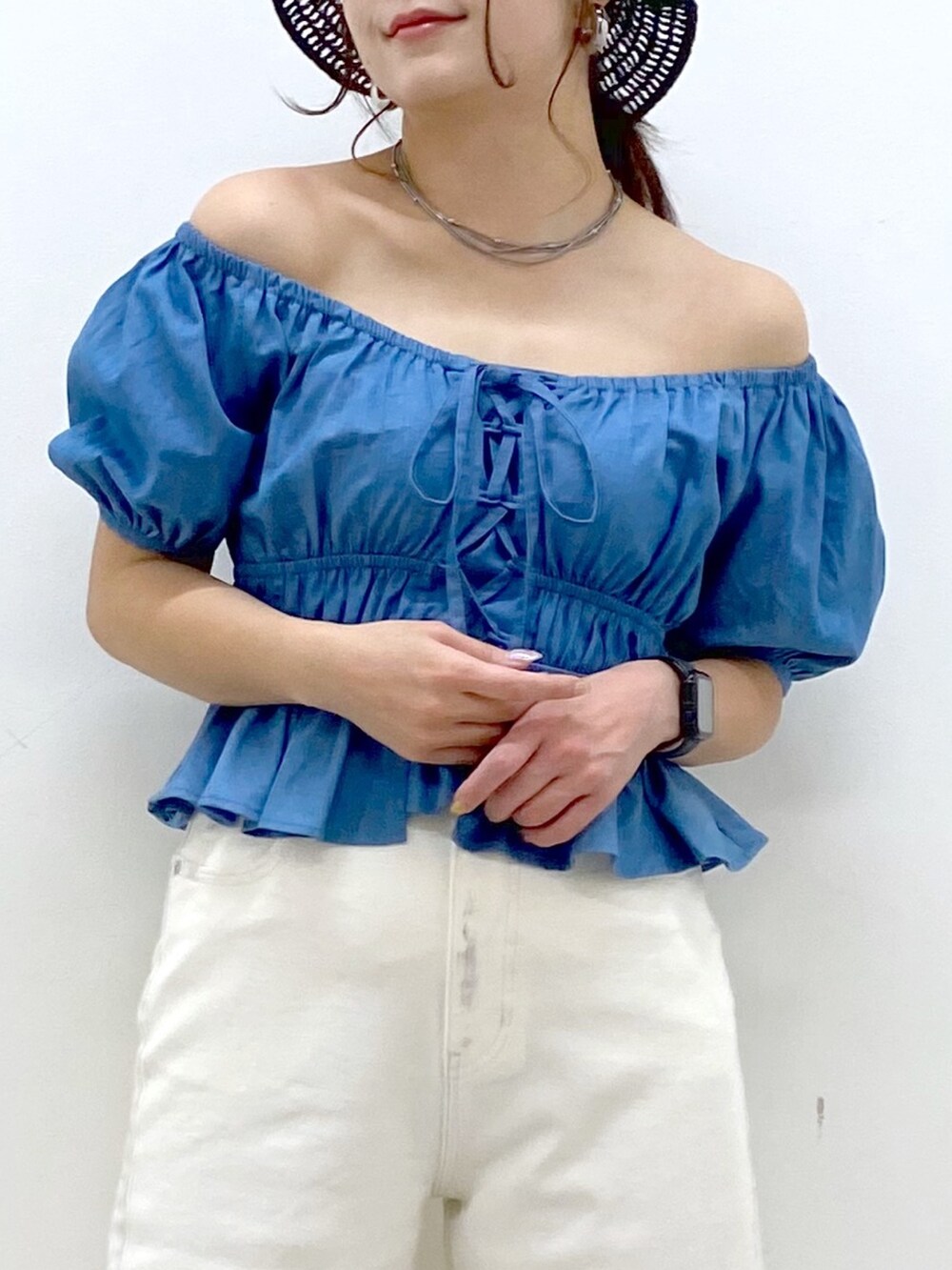 ブルー系のシャツ/ブラウス、ホワイト系のデニムパンツ、ブラック系のサンダルを着用したレディースの春コーディネートの2枚目の写真