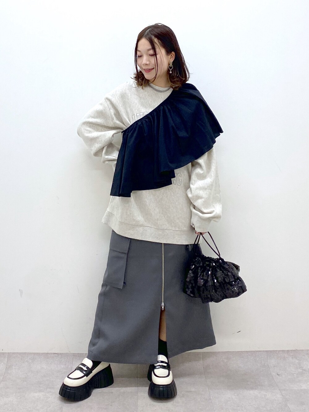 ベージュ系のスウェット、ブラック系のシャツ/ブラウス、ブラック系のショルダーバッグを着用したレディースの冬コーディネートの9枚目の写真